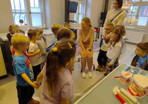 Pani doktor opowiada dzieciom o swojej pracy.