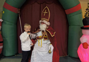 Chłopiec recytuje wiersz.