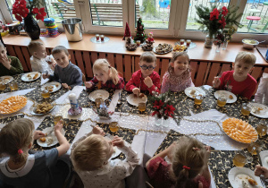 Dzieci spożywają wigilijny obiad.