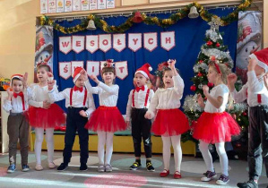 Dzieci śpiewają piosenkę.