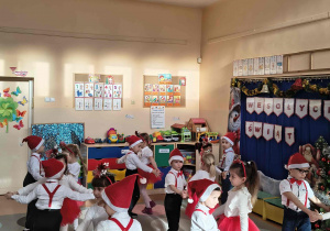 Dzieci prezentują układ taneczny.