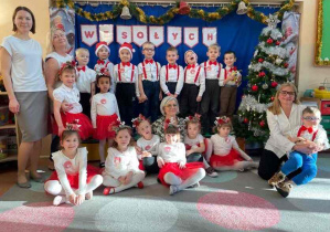 Grupowe zdjęcie dzieci z wychowawcami grupy.