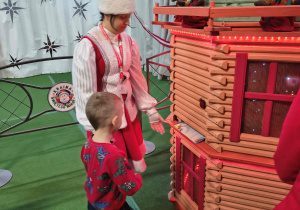 Chłopiec odbiera Magiczny Akt Zapomnienia.