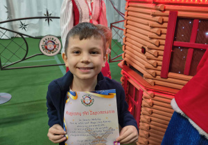 Chłopiec prezentuje Magiczny Akt Zapomnienia.