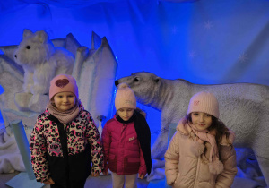 Dzieci na zdjęciu z niedźwiedziami polarnymi.