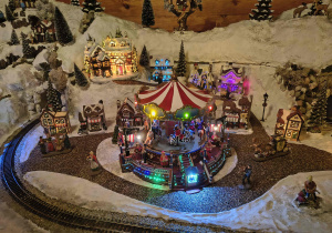 Dzieci oglądają miniatury miasteczek.