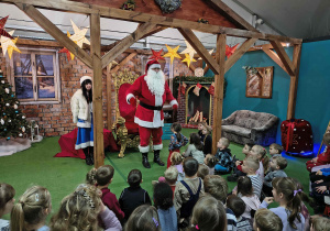 Dzieci podczas spotkania ze św. Mikołajem.