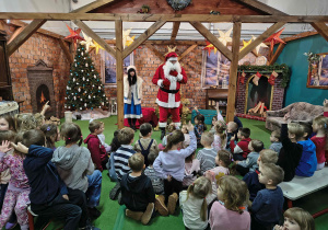Dzieci rozmawiają ze św. Mikołajem.