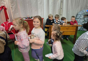 Dzieci w kolejce do maszyny niszczącej kartki zapomnienia.