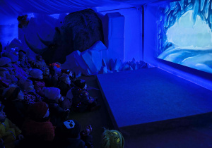 Dzieci w krainie lodu oglądają film edukacyjny.