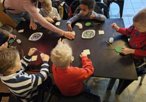 Dzieci wykonują bombki na pamiątkę.