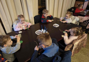 Dzieci z grupy Biedronek na warsztatach wykonują bombki.