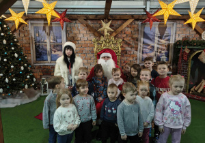 Dzieci z grupy Biedronek na wspólnym zdjęciu ze św. Mikołajem.