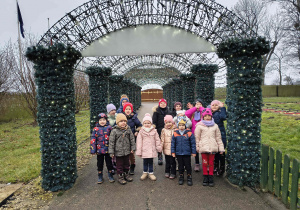 Dzieci z grupy Biedronek opuszczają Krainę św. Mikołaja.