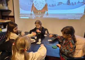 Dzieci z grupy biedronek wykonują bombki.