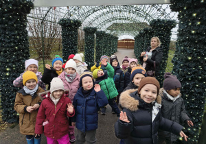 Dzieci z grupy Motylków opuszczają Krainę św. Mikołaja.