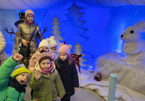 Dzieci z grupy Motylków w krainie lodu.