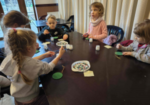 Dzieci z grupy Motylków wykonują bombkę.