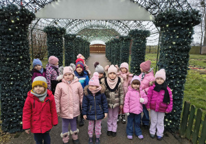 Dzieci z grupy Sówek opuszczają Krainę św. Mikołaja.