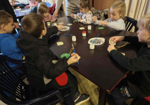 Dzieci z grupy Sówek wykonują bombki.