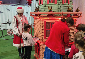 Dziewczynka odbiera Magiczny Akt Zapomnienia.