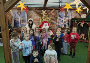 Dzieci z grupy Sówki na zdjęciu z Mikołajem