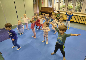 Dzieci rozciągają się przed zajęciami.