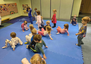 Dzieci chodzą do przodu w pozycji podpartej rękami.