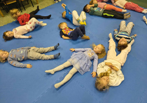 Dzieci relaksują się po wykonanych ćwiczeniach.