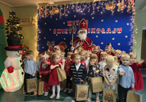 Pamiątkowe zdjęcie z Mikołajem dzieci z grupy Pszczółek.