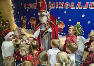 Święty Mikołaj rozmawia z dziećmi o ich zachowaniu przez cały rok.