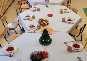 Przygotowania stołu do świątecznego obiadu.