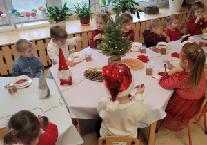 Dzieci jedzą barszczyk czerwony.