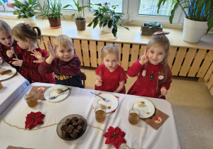 Wspólne biesiadowanie przy świątecznym stole.