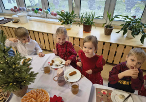 Pamiątkowe zdjęcie przy świątecznym posiłku.