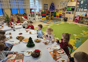 Grupa Pszczółek podczas świątecznego obiadu.