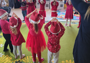 Dzieci śpiewają piosenkę o Mikołaju.