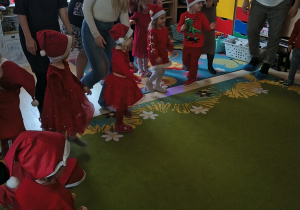 Wspólne zabawy taneczne z rodzicami Pszczółek przy muzyce.