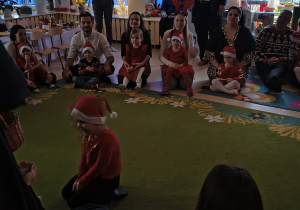 Wspólna zabawa naśladowcza z rodzicami Pszczółek.