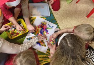 Wspólne ozdabianie choinki.