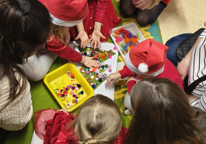 Wspólne ozdabianie choinki z rodzicami Pszczółek.