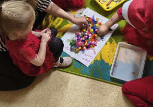 Wspólna zabawa plastyczna z rodzicami.