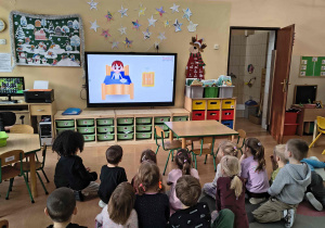 Dzieci oglądają film na temat kolorów.