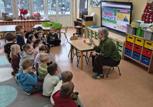 Dzieci poznają barwy podstawowe i pochodne.