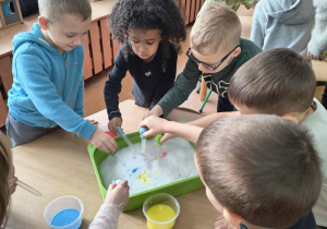 Dzieci tworzą barwy pochodne z podstawowych.