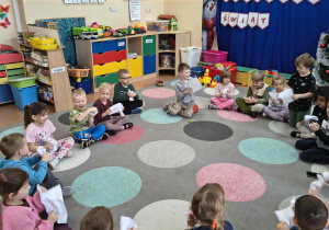 Dzieci zgniatają kartkę papieru w rytm muzyki Vivaldiego.