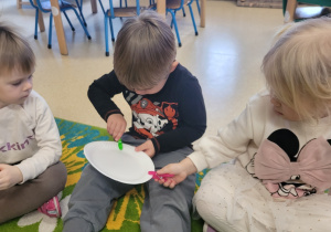 Dzieci wykonują ćwiczenie.