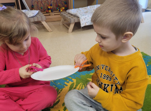 Zabawa ze spinaczami - ćwiczenie motoryki małej