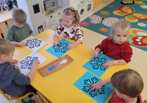 Dzieci wykonują pracę plastyczną.