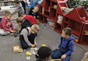 Dzieci bawią się swobodnie po zakończonych zajęciach.